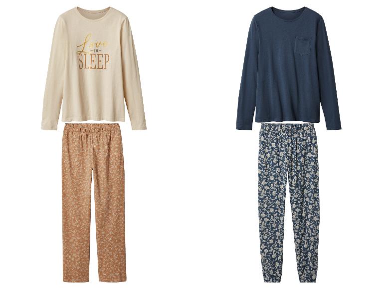 Zwei Pyjama-Sets: ein beiges Set mit Text und ein blaues Set mit Blumenmuster.