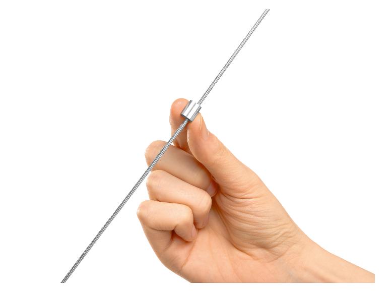 Eine Hand hält ein silbernes Kabel mit einer Metallendkappe.