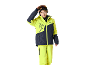 Junge in gelb-dunkelblauer Skijacke und gelber Skihose mit Skibrille.