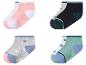 Vier Paar kurze Kindersocken in Rosa, Grau, Schwarz und Mintgrün mit Mustern.
