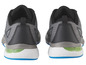 Ein Paar graue und schwarze Laufschuhe mit blauen Details.