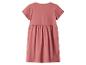 Rückenansicht eines schlichten rosa Kurzarmkleides mit geraffter Taille.