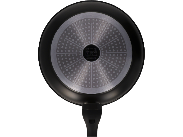 Boden einer schwarzen Bratpfanne mit kreisförmigem Muster und zentralem Logo.