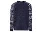 Ein dunkelblauer Pullover mit weißen, gestrickten Schneeflockenmustern an den Ärmeln.