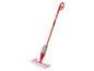 Ein roter Sprühmopp mit einem Mikrofasertuch.