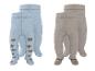Zwei Paar Baby-Strumpfhosen, eine blaue mit Bären und eine beige mit Bärengesichtern an den Füßen.