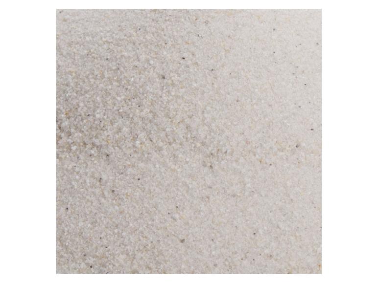 Nahaufnahme von feinem, hellem Sand mit kleinen Körnern.