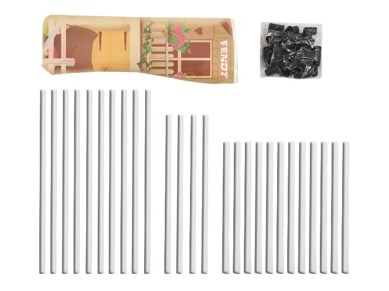 Fendt Zaun-Set mit weißen Pfosten und schwarzen Zubehörteilen.
