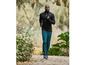 Mann in schwarzem Pullover und blauer Hose, joggt durch den Wald.