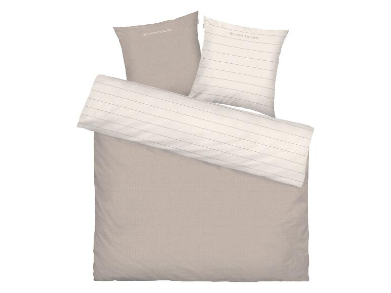 Beige Bettwäsche mit gestreiftem Muster und Kissen.