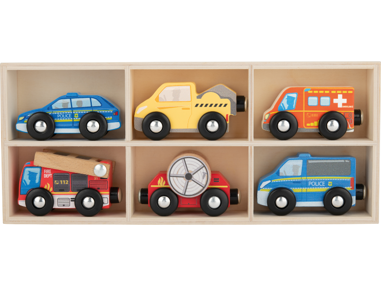Holzspielzeugfahrzeuge in einer Holzkiste: Polizeiautos, Abschleppwagen, Krankenwagen und Feuerwehrautos.