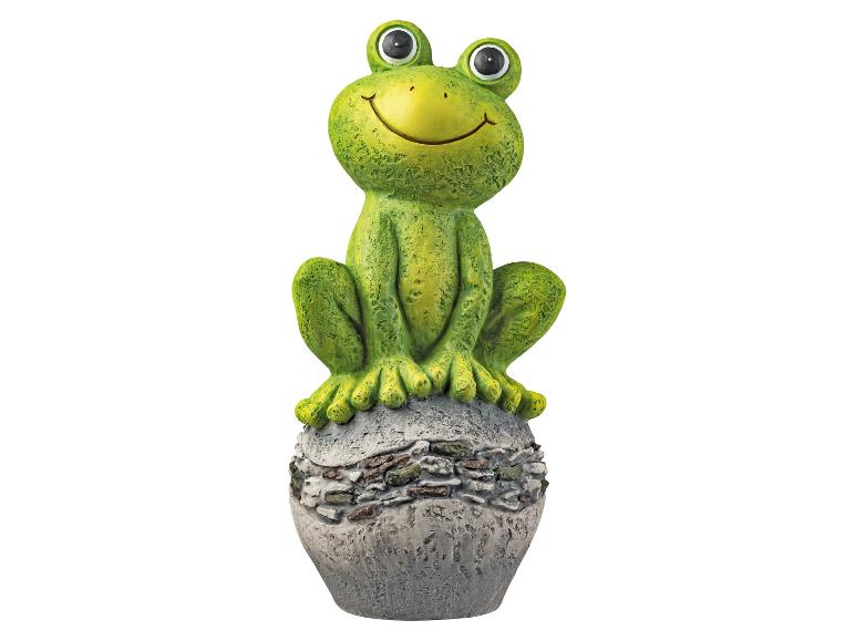 Lächelnde grüne Frosch-Gartenfigur auf strukturiertem grauem Sockel.