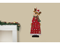 Weihnachts-Rentier-Adventskalender mit 24 Taschen, neben einem dekorierten Kamin.