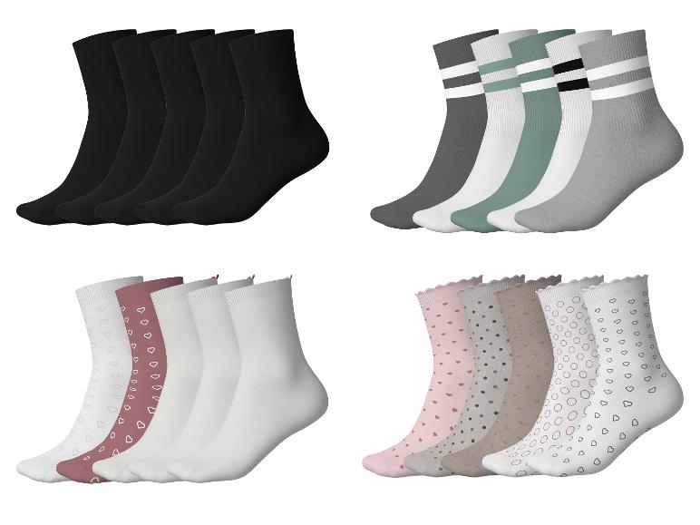 Vier Sets Socken: einfarbig schwarz, gestreift, mit Herzen und gepunktet.