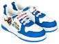 Ein Paar weiße und blaue Kindersneaker mit Superhelden-Grafik und dem Text „SWING INTO ACTION“.