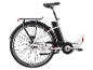 Rückansicht eines weißen E-Bikes mit schwarzem Sattel, Akku und Gepäckträger.