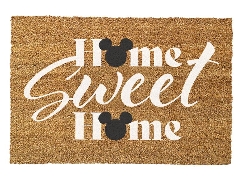 Braune Fußmatte mit der Aufschrift „Home Sweet Home“ und schwarzen Micky-Maus-Köpfen.