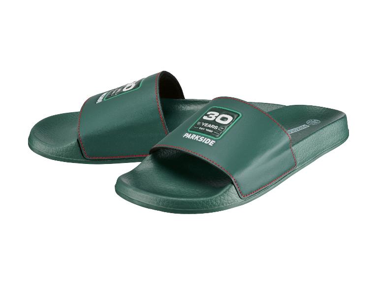 Paar dunkelgrüne Badesandalen mit '30 YEARS EST. 1996' und 'PARKSIDE' Text