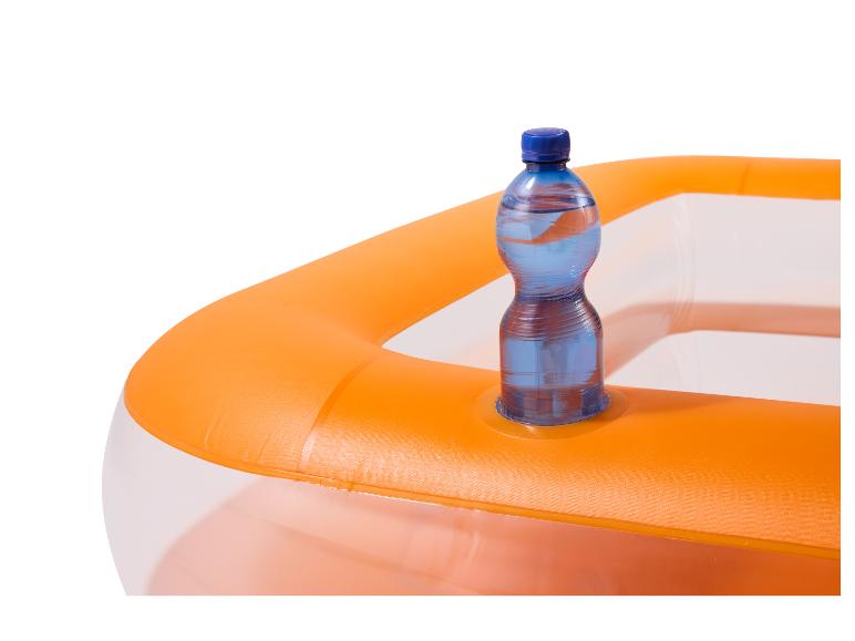 Wasserflasche in einem orangefarbenen Planschbecken