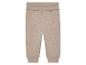 Beige Babyhose aus weichem Stoff.
