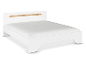Weißes Bettgestell mit Holz-Akzent am Kopfteil und weißer Matratze.