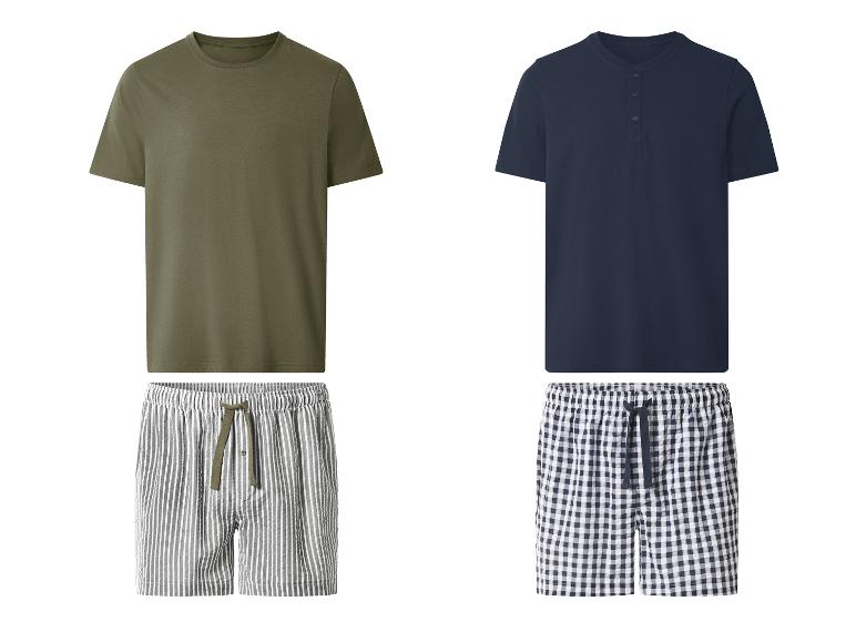 Zwei Herren-Pyjama-Sets: ein grünes T-Shirt mit gestreiften Shorts und ein marineblaues Henley mit karierten Shorts.