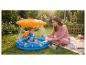 Frau und Baby spielen in einem aufblasbaren Pool mit Sonnenschutz im Garten.