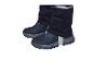 Kinder-Schneestiefel und dunkle Hose mit reflektierenden Details