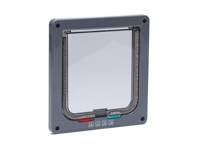 Graue Katzenklappe mit transparenter Schwingtür und Bürsten, mit roten und blauen Verriegelungen.
