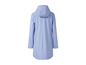 Ein hellblauer Regenmantel mit Kapuze.