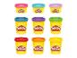 Neun gelbe Play-Doh-Behälter mit farbigen Deckeln, in drei Reihen angeordnet.