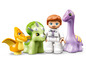 LEGO Duplo Figuren mit Dinosauriern, darunter ein Triceratops und ein Brachiosaurus.
