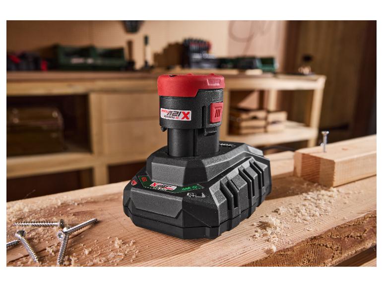 PARKSIDE® 12 V / 2 Ah Akku und 2,4 A Ladegerät auf einem Holztisch mit Schrauben.