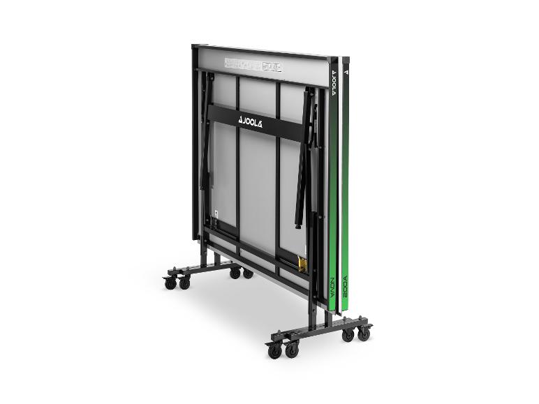 Zusammengeklappter Tischtennistisch mit Rollen, grauer Spielfläche und grünen Akzenten.