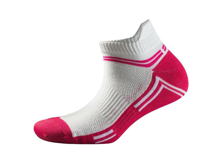 Weiße und rote Sportsocken mit Muster.