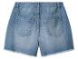 Blaue Jeans-Shorts mit ausgefransten Beinen, Rückansicht.