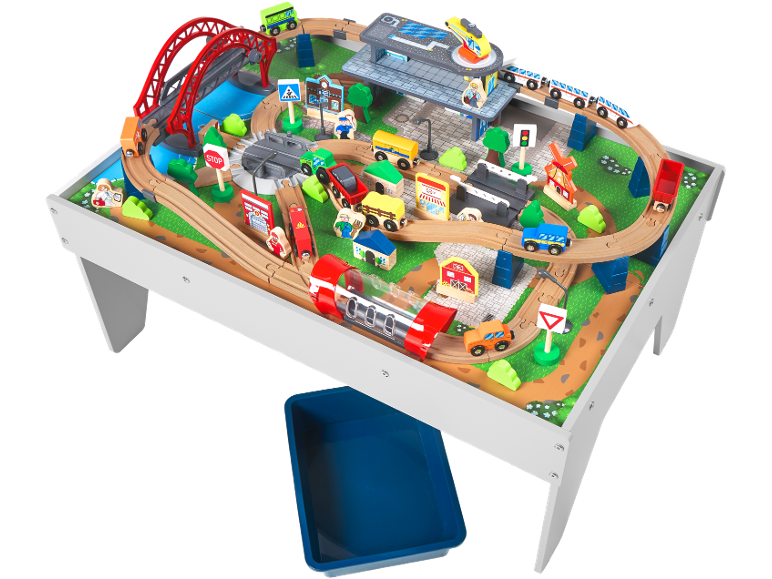 Holzeisenbahn-Set auf Spieltisch mit Brücke, Bahnhof, Fahrzeugen und Figuren.