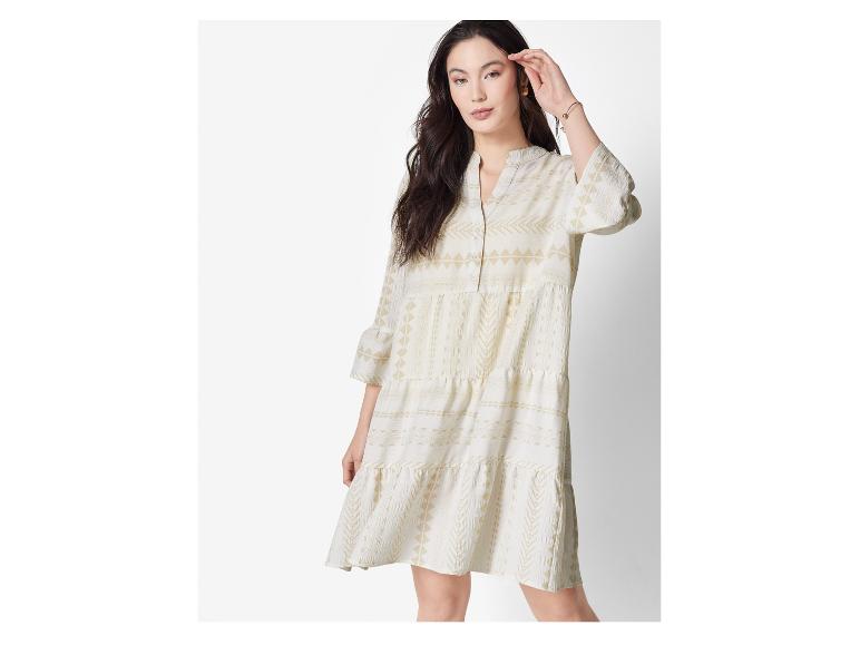 Kurzes Boho-Kleid mit geometrischem Muster.