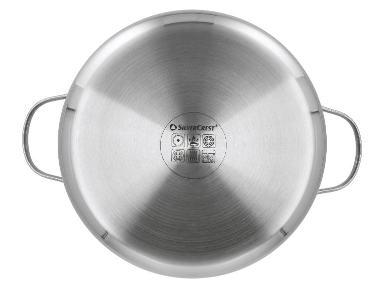 Boden eines Edelstahlkochtopfs mit verschiedenen Herdkompatibilitätssymbolen.