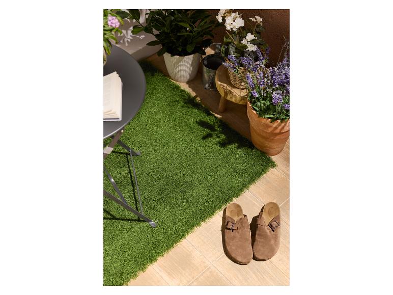 LIVARNO home Premium-Kunstrasen auf einem Balkon mit Pflanzen und einem Tisch