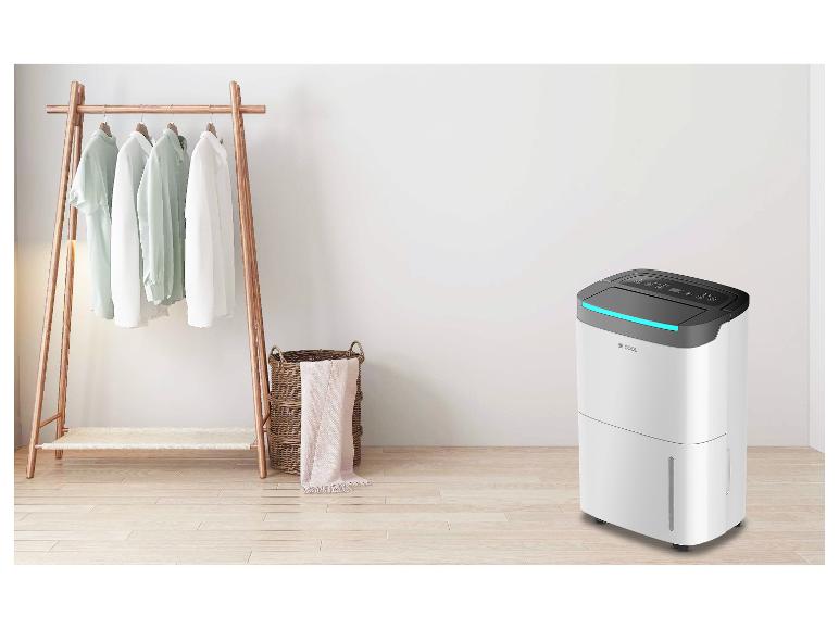 Be Cool Luftentfeuchter neben einem Kleiderständer mit Hemden und einem Wäschekorb.