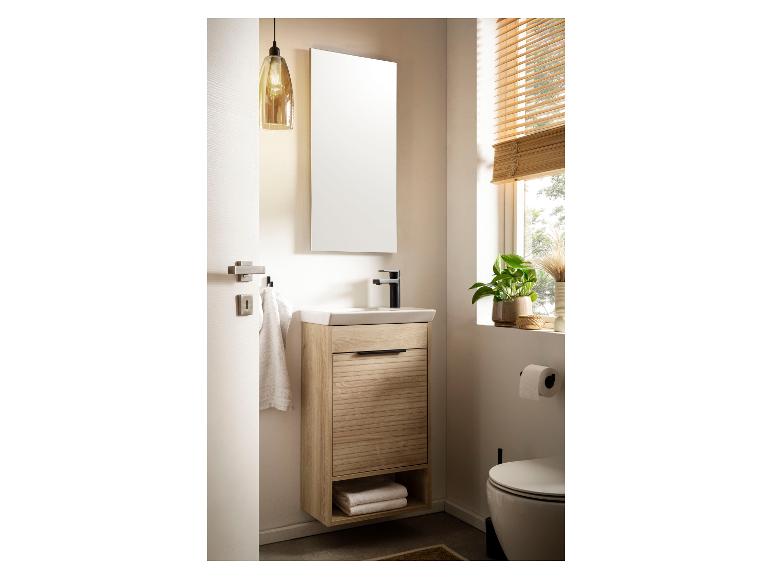 Modernes Badezimmer mit Holzwaschtisch, Spiegel und Toilette.