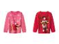 Zwei festliche Kinderpullover: ein rosa mit Dackel und ein roter mit Rentier.