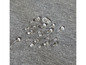 Wassertropfen auf grauem Stoff, Beweis für Wasserfestigkeit.