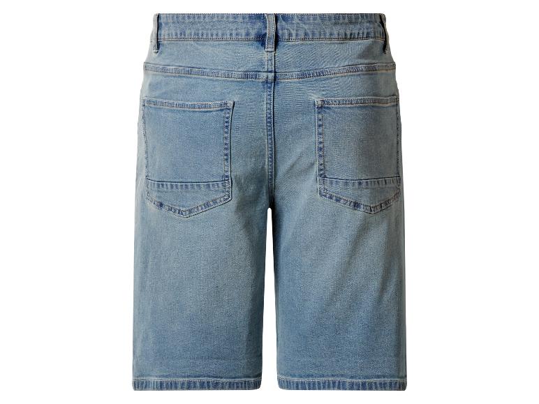 Hellblaue Jeans-Shorts mit Gesäßtaschen.