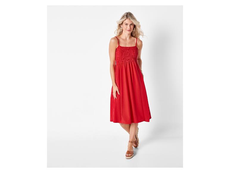 Rotes Kleid und Plateausandalen: sommerliche Damenmode.