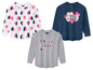 Drei Langarmshirts mit Herz-Print, ein blaues mit 'love' und Glitzer, ein graues mit 'love' und ein weißes mit rosa und schwarzen Herzen.