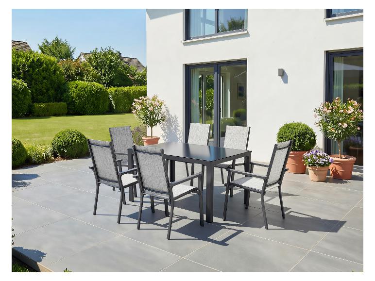 Gartenmöbel-Set mit grauem Tisch und sechs Stühlen auf einer Terrasse.