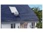 Außenklimaanlage auf einem blauen Ziegeldach mit Dachfenster installiert.