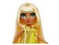 Blonde Puppe mit großen Augen in einem gelben und goldenen Kleid.